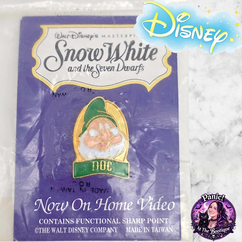 Disney Doc Pin Snow White Seven Dwarfs Metal Gold Green Vintage VHS Promo 1994